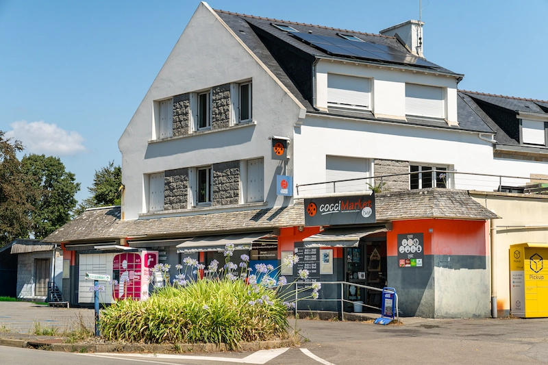 Façade de la supérette Coccimarket de Beg Meil à Fouesnant